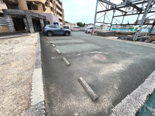 エスポア曙の駐車場