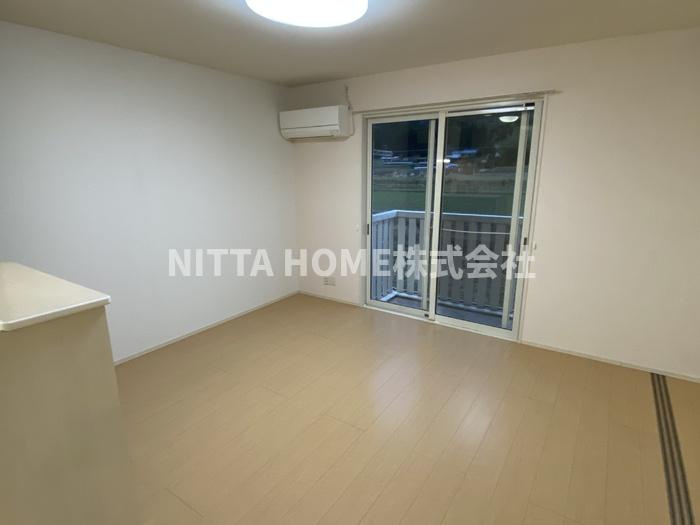 カサ・マールＫ　B棟の居間・リビング|１１帖のリビングルームにバルコニー付き★