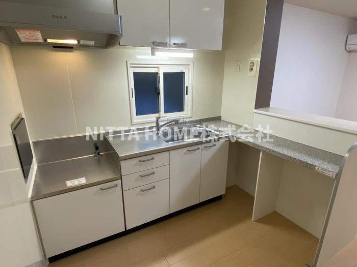 カサ・マールＫ　B棟のキッチン|小窓付きのキッチンスペースです◎