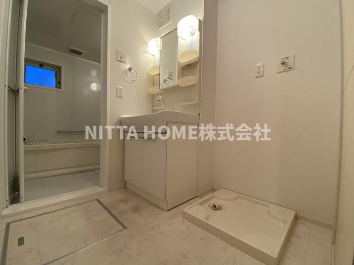 カサ・マールＫ　B棟の独立洗面台|室内洗濯機置き場に独立洗髪洗面台を設置済み＊