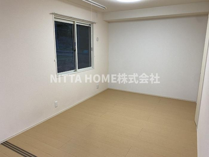 カサ・マールＫ　B棟の内装|洋室はそれぞれ６帖になっています◎