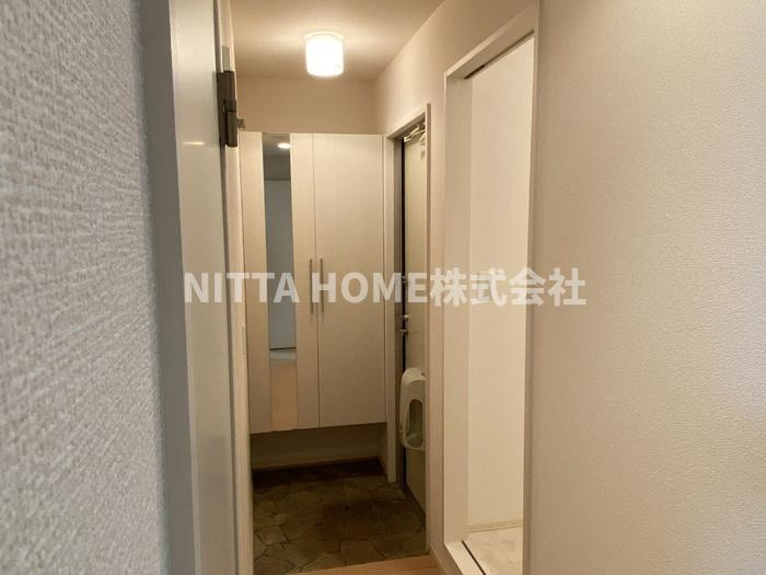 カサ・マールＫ　B棟の玄関|姿見付きのシューズボックスがついている玄関◇