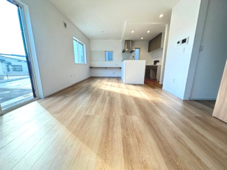 【居間・リビング】 | 佐伯区皆賀1丁目（全4区画）No１ | 18.1帖リビング☆対面式のキッチンでリビングが見渡せるので、お子様やご家族の様子が見えて安心です♪