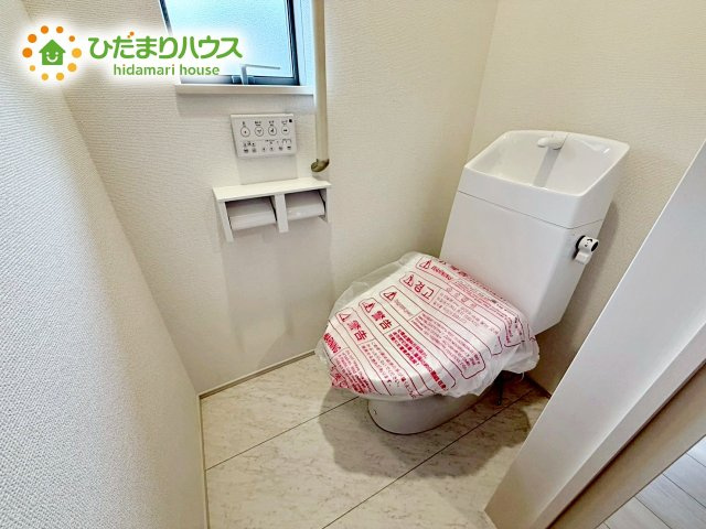 【トイレ】 | ひたちなか市平磯町5567番　新築戸建 | 小窓が付いているので、トイレも明るい空間になっております♪