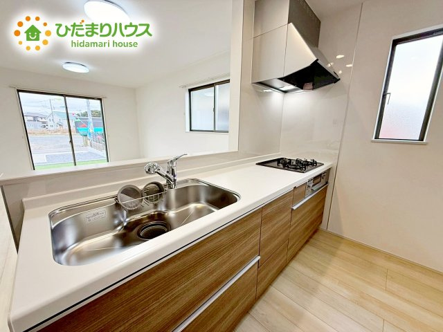 【キッチン】 | ひたちなか市平磯町5567番　新築戸建 | 3口コンロと収納豊富なキッチンで、ママの毎日のお料理もはかどります☆
