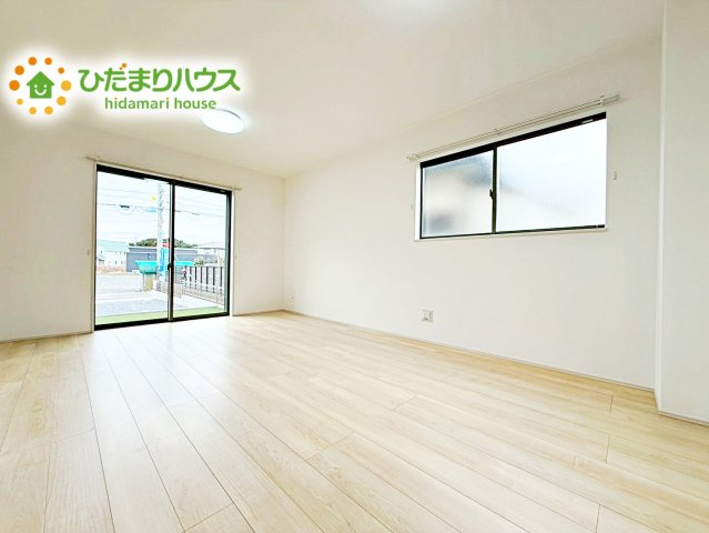 【居間・リビング】 | ひたちなか市平磯町5567番　新築戸建 | 陽当たりが良いので、日中の照明を利用しなくてよいため、光熱費の節約にもつながります。