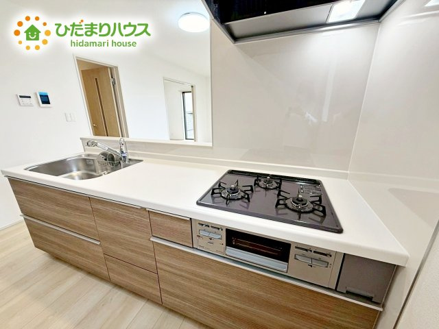 【キッチン】 | ひたちなか市平磯町5567番　新築戸建 | 3口コンロと収納豊富なキッチンで、ママの毎日のお料理もはかどります☆