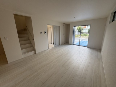 【居間・リビング】 | 与那原町与那原　第4（全2棟）1号棟 | 1号棟　LDK18.5帖♪リビング収納＆ファミリークローク＆リビング階段♪