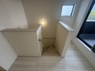 【内装】 | 与那原町与那原　第4（全2棟）1号棟 | 1号棟　2階ホールからバルコニー出入り可♪