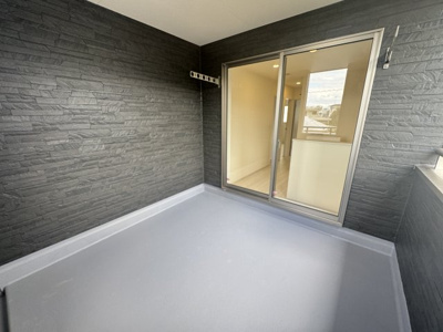 【バルコニー】 | 与那原町与那原　第4（全2棟）1号棟 | 1号棟　2階ホールからバルコニー出入り可♪