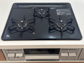 【キッチン】 | 与那原町与那原　第4（全2棟）1号棟 | 1号棟　三口コンロ♪