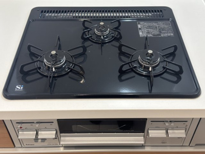 【キッチン】 | 与那原町与那原　第4（全2棟）1号棟 | 1号棟　三口コンロ♪