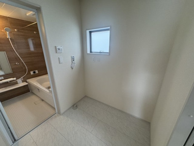 【脱衣所】 | 与那原町与那原　第4（全2棟）1号棟 | 1号棟　ゆとりある脱衣場♪