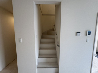 【内装】 | 与那原町与那原　第4（全2棟）1号棟 | 1号棟　リビング階段♪