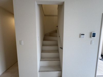 【内装】 | 与那原町与那原　第4（全2棟）1号棟 | 1号棟　リビング階段♪