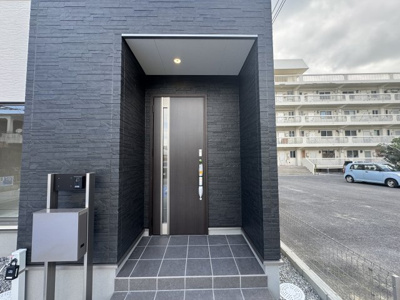 【玄関】 | 与那原町与那原　第4（全2棟）1号棟 | 1号棟　スマートキー付き♪