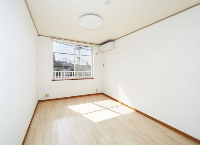 メゾンマーメイドの居間・リビング|6帖洋室