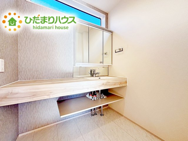 【独立洗面台】 | 水戸市堀町3期　新築戸建 | 正面だけでなく、左右も確認できる三面鏡は、身だしなみを整えやすいです！