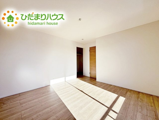 【寝室】 | 水戸市堀町3期　新築戸建 | ゆとりのあるクローゼットが付いているので、お部屋もスッキリ片付き、朝の身支度もスムーズにできます。バルコニーと繋がるお部屋ですのでお布団などの大きな洗濯物もそのまま干して便利♪