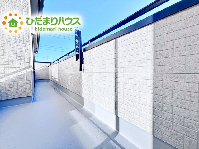 【バルコニー】 | 水戸市堀町3期　新築戸建 | ワイドなバルコニーで、ご家族全員のお洋服もらくらく干せちゃいます☆日差しをたっぷりと浴びた布団やマットレスで気持ち良く休めるようになりますね！