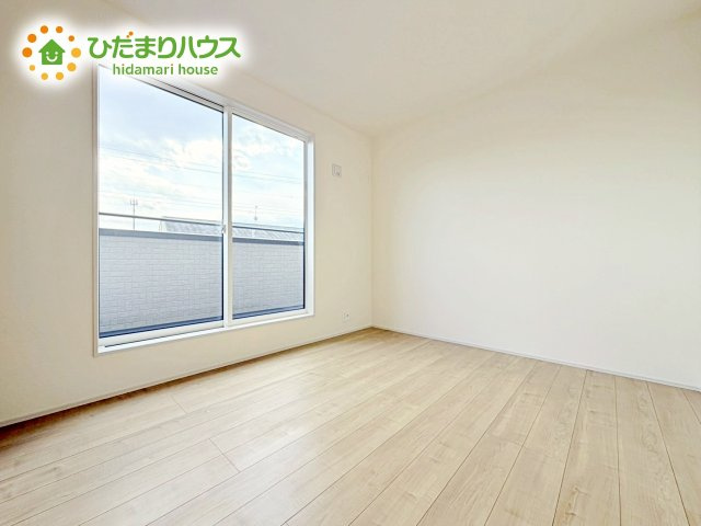 【洋室】 | 水戸市堀町3期　新築戸建 | 白い壁の洋室は、太陽の光だけでも十分明るく感じられますね