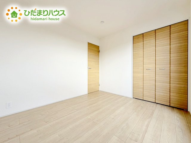 【洋室】 | 水戸市堀町3期　新築戸建 | 明るい陽光が差し込む洋室。白を基調とした爽やかな空間。