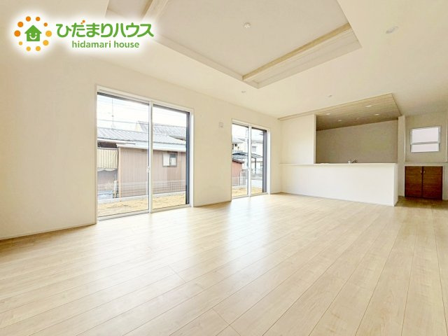 【居間・リビング】 | 水戸市堀町3期　新築戸建 | 家族との大切な時間を多く過ごすリビング。ゆったりとした広さのある空間で会話も弾みます♪大きい窓からは明るい日差しが差し込みます。居心地の良いリビングでおうち時間を楽しんで！