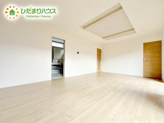 【居間・リビング】 | 水戸市堀町3期　新築戸建 | 複層ガラスの遮熱効果と断熱効果で、一年中快適に過ごせます (#^.^#)