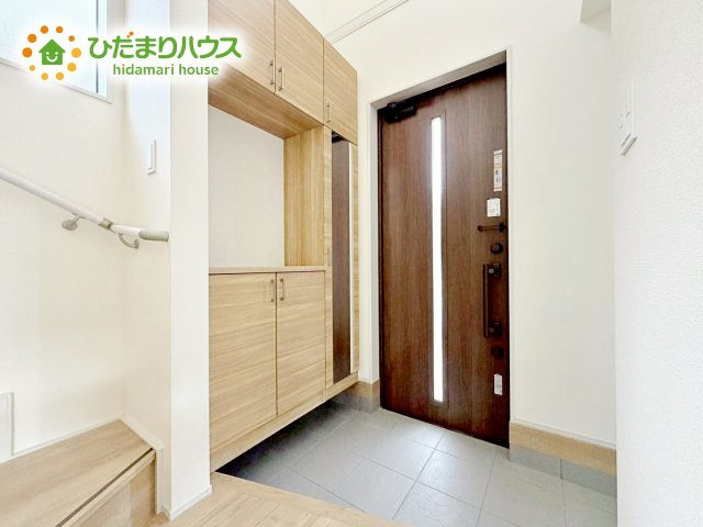 【玄関】 | 水戸市堀町3期　新築戸建 | 毎日「行ってきます」「ただいま」をいう玄関は小窓付で、明るく光が差し込みます。