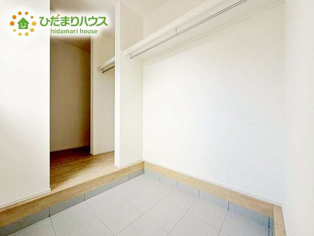 【収納】 | 水戸市堀町3期　新築戸建 | 土間の玄関シューズクロークならアウトドア用品やベビーカーも土汚れを気にせずスッキリ収納できます。