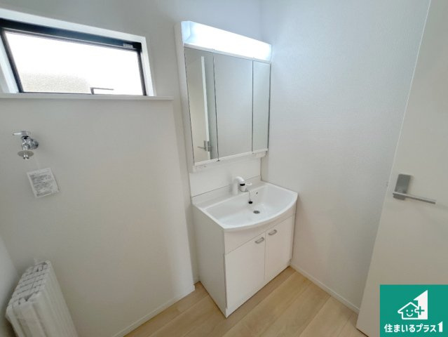 神戸市西区王塚台　第6期　新築一戸建ての独立洗面台|清潔感のある洗面台です。フラットな鏡は掃除がしやすく毎日清潔！鏡裏には収納があるのでスッキリとした洗面台が保てます。