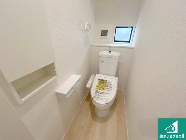 神戸市西区王塚台　第6期　新築一戸建てのトイレ|1・2階の2ヶ所にあるので、朝の忙しい時間の順番待ちもなく、深夜の利用にも大変便利です。