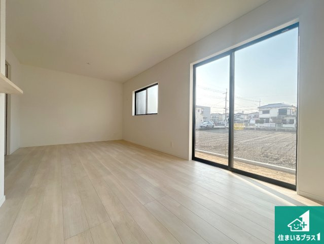 神戸市西区王塚台　第6期　新築一戸建ての居間・リビング|日当たり良好の明るいリビングで朝の目覚めもスッキリできそう！対面キッチンでご家族のコミュニケーションも自然と増える設計！小さなお子様が遊ぶスペースを作っても広々とくつろげるLDK！