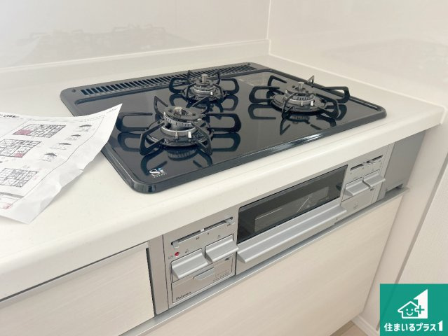 神戸市西区王塚台　第6期　新築一戸建ての設備|ダブル高火力Ｓｉセンサー付きコンロ！３口あるので、まとめて料理をする時も大活躍！