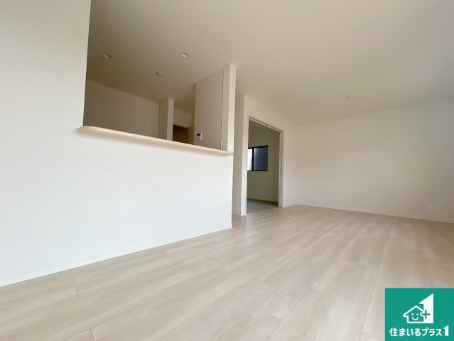 神戸市西区王塚台　第6期　新築一戸建ての居間・リビング|子供を見守りながらお料理が出来るため家族のコミュニケーションか増えます♪スペースが広く確保されている為お子様が大きくなったときは一緒に料理を楽しめます♪