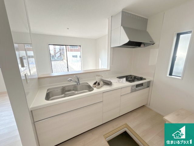 神戸市西区王塚台　第6期　新築一戸建てのキッチン|リビングと統一感があり、使い勝手のいいキッチン。広々としているので、二人並んで作業が出来ちゃいます。お子様と一緒に色々なお料理に挑戦できるスペースがあります。