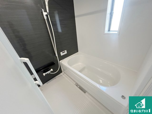 神戸市西区王塚台　第6期　新築一戸建ての浴室|足をゆったり伸ばして寛げる浴槽です。窓が設けられていますので差し込む光が明るく穏やかな雰囲気にしてくれます♪浴室乾燥機も設置しているので、雨の日の洗濯物も安心です♪