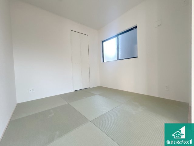 神戸市西区王塚台　第6期　新築一戸建ての和室|一室あると便利な和室は客間としてだけでなく、小さなお子様のプレイルームや食後のくつろぎスペースとしてもご利用いただけます。収納もついていますので大活躍間違いなし！