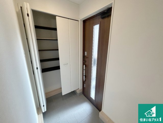 神戸市西区王塚台　第6期　新築一戸建ての玄関|シューズボックスにはたくさんの靴が収納できるので玄関周りはいつもスッキリ！ご家族が増えても安心！