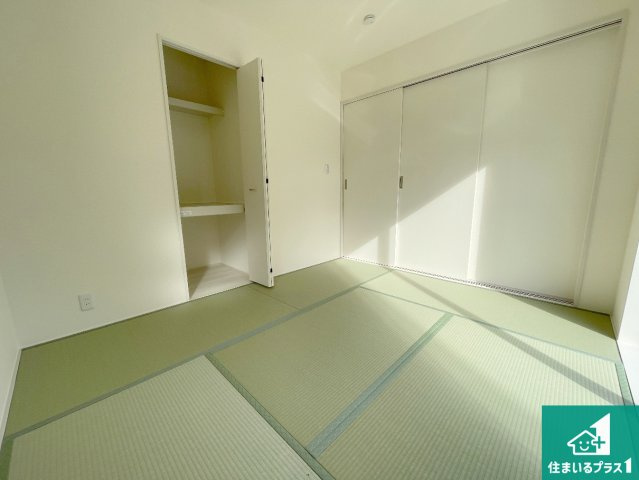 ★29(土)30(日)現地見学可能！★野洲市冨波甲　全3邸の和室|一室あると便利な和室は客間としてだけでなく、小さなお子様のプレイルームや食後のくつろぎスペースとしてもご利用いただけます。収納もついていますので大活躍間違いなし！