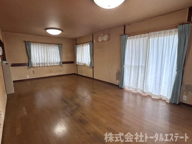 下関市長府川端2丁目2123番7の居間・リビング