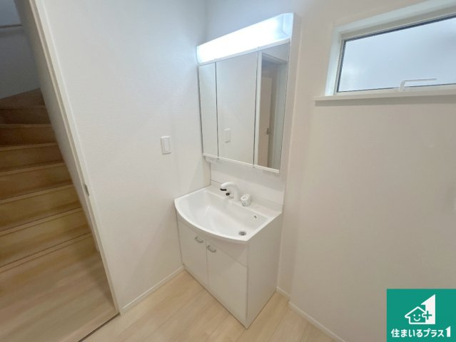 神戸市西区王塚台　第6期　新築一戸建ての独立洗面台|清潔感のある洗面台です。フラットな鏡は掃除がしやすく毎日清潔！鏡裏には収納があるのでスッキリとした洗面台が保てます。