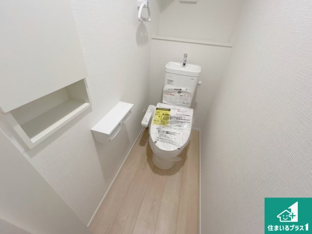 神戸市西区王塚台　第6期　新築一戸建てのトイレ|1・2階の2ヶ所にあるので、朝の忙しい時間の順番待ちもなく、深夜の利用にも大変便利です。