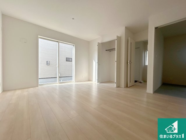 神戸市西区王塚台　第6期　新築一戸建ての居間・リビング|日当たり良好の明るいリビングで朝の目覚めもスッキリできそう！対面キッチンでご家族のコミュニケーションも自然と増える設計！小さなお子様が遊ぶスペースを作っても広々とくつろげるLDK！