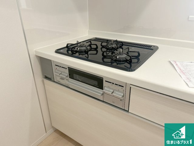 神戸市西区王塚台　第6期　新築一戸建ての設備|ダブル高火力Ｓｉセンサー付きコンロ！３口あるので、まとめて料理をする時も大活躍！