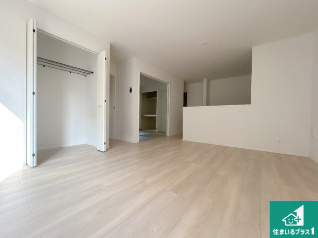 神戸市西区王塚台　第6期　新築一戸建ての居間・リビング|子供を見守りながらお料理が出来るため家族のコミュニケーションか増えます♪スペースが広く確保されている為お子様が大きくなったときは一緒に料理を楽しめます♪