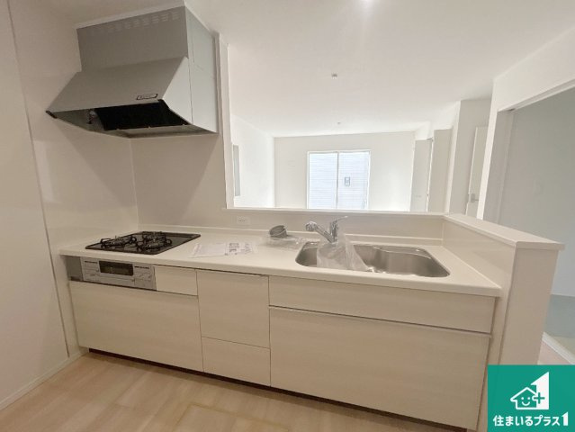 神戸市西区王塚台　第6期　新築一戸建てのキッチン|リビングと統一感があり、使い勝手のいいキッチン。広々としているので、二人並んで作業が出来ちゃいます。お子様と一緒に色々なお料理に挑戦できるスペースがあります。