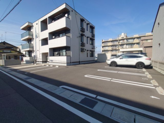D-ROOM茜部中島　A棟の駐車場