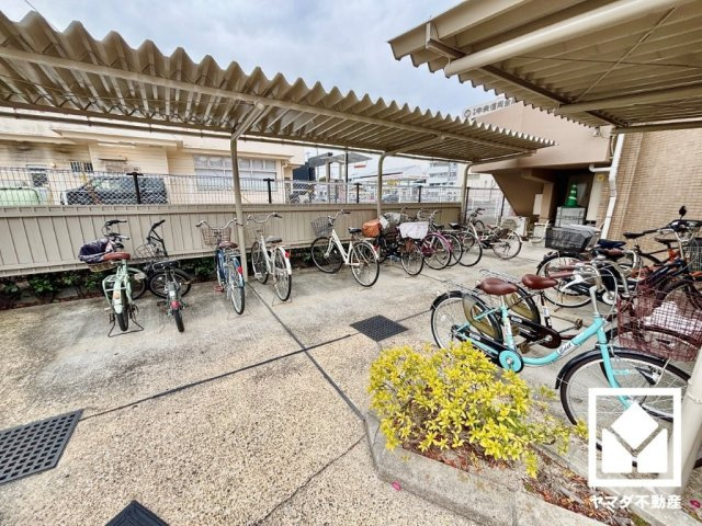 エクセランス向日町の駐輪場