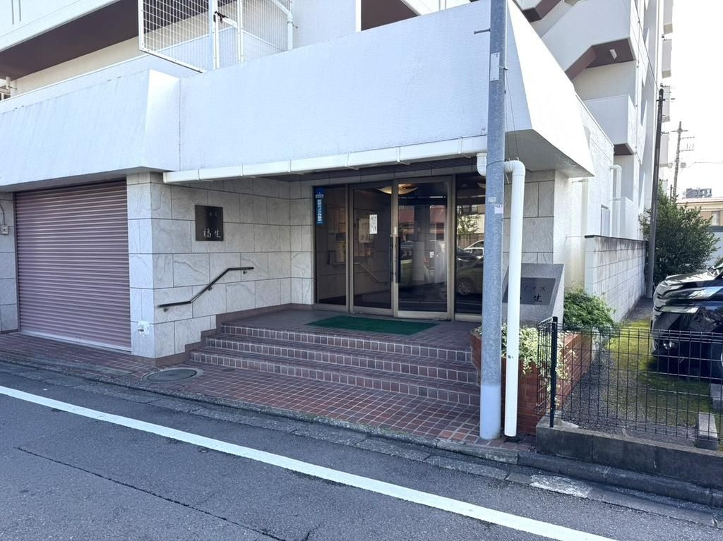 福生市本町の中古マンションのエントランス